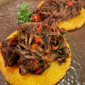 Tortillas de maiz con guiso de ropa vieja