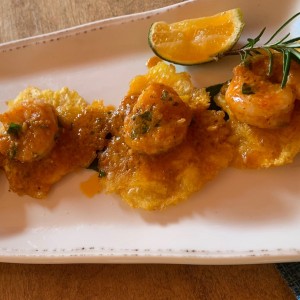 Patacones con camarones al ajillo