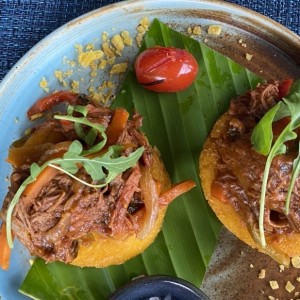 Tortilla de maiz con guiso de ropa vieja