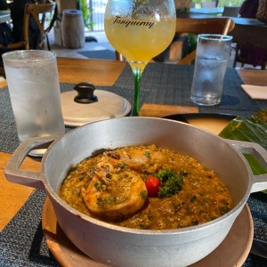 Guacho de mariscos y coctel de la casa