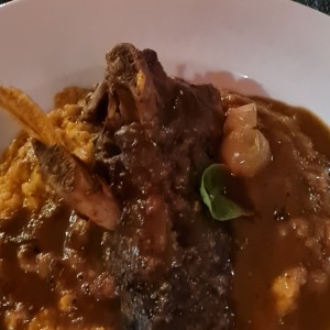 asado de tira sobre tamal de olla.