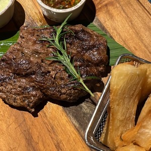 Filete on chimichurri y yucas