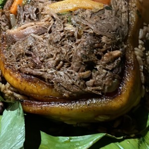 Ropa vieja con tajadas y arroz con frigoles chiricanos cocinado en hoja de bijao