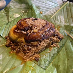 Arroz con frijoles y tajada envueltos