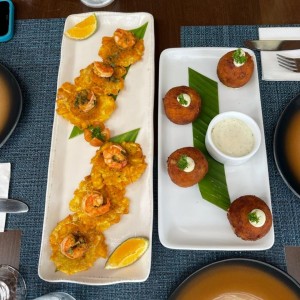 Camarones al ajillo y croquetas de arroz con pollo 