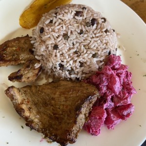 Puercon con arroz, tajada y ensalada de feria