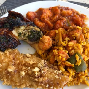 Paella, camarones, pescado y pollo al carbon