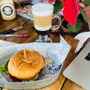 Hamburguesa y capuccino