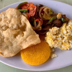 COMBO DESAYUNO PANAMEÑO (Bistec Encebollado, Hojaldre, Tortilla, 2 Huevos Revueltos, Jugo y Té) 