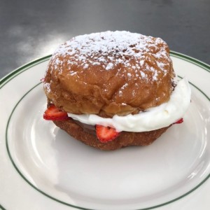 donuts relleno de Nutella, crema chantilly y fresas