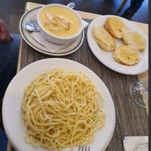 pasta con crema de pollo aparte.