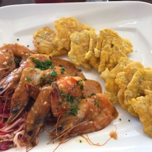 Langostinos al ajillo con patacones