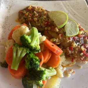 Corvina al ajillo con vegetales 