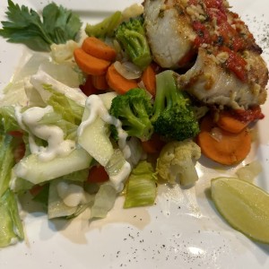 Filete de corvina al ajillo con vegetales salteados 