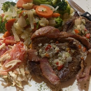 Filet Migñon de res con vegetales salteados 