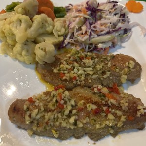 Filete de pescado al ajillo 