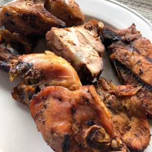 Asados variados pollo, lechon y chuleta