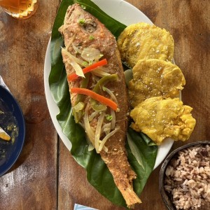 Pargo frito y patacones (red snapper and plantains)