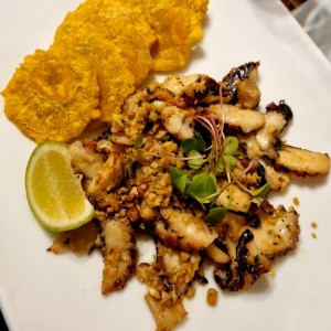 Pulpo al Ajillo con patacones