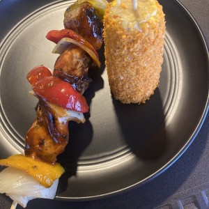 Brocheta de pollo con elote de doritos