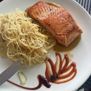 Filete de Salmón sobre Chutney de Mango en salsa de Pimienta Rosada