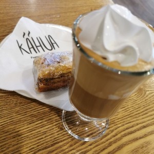 Baklava + cappucino con crema