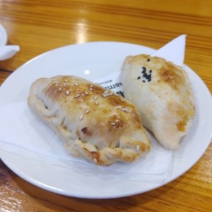 Empanada de entraña y de pollo
