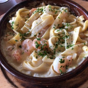 Fetuccini en salsa blanca con camarones