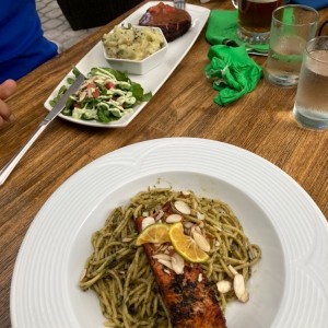 salmon con pasta al pesto 