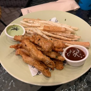 Deditos de pollo con yuquitas caracoral