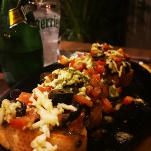 bruschettas con cherry confitado