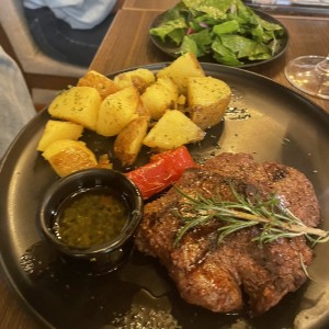 Filete al grill con papas salteadas. 