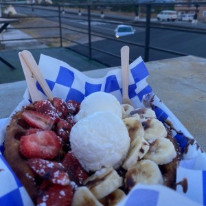 Waffle con toppings de nutella, fresa y banano 