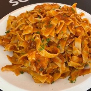 Fetuccini con camarones en salsa roja