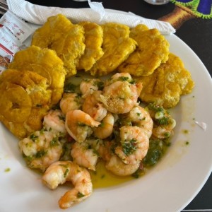 Camarones al ajillo con patacones