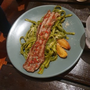 Fetuccini al pesto y churrasco  