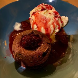 Fondant de Chocolate com Helado de Vainilla y mermelada de frutos rojos