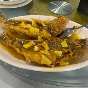 Pescado frito con agridulce