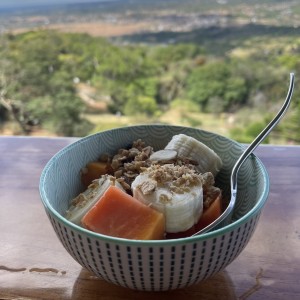 Bowl de frutas con granola 