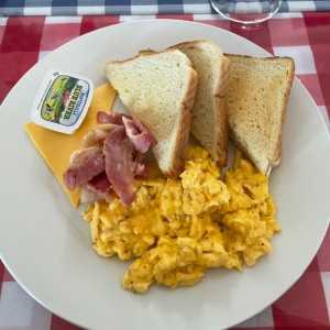 Huevos revueltos con tocineta.