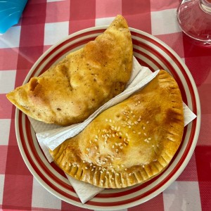 Empanada de queso crema y de pollo.