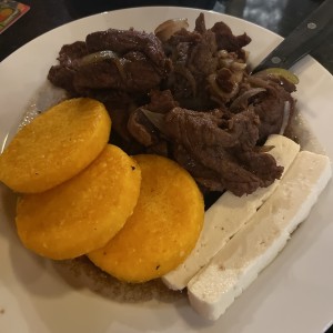 Desayuno Tipico - bistec encebollado con tortillas y queso