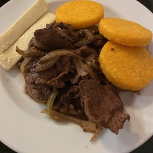 Desayuno Tipico - bistec encebollado con tortillas 