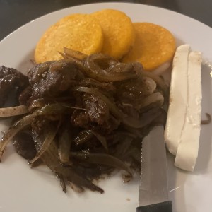 Bistec encebollado con tortilla y queso