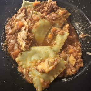 Raviolis en salsa bolognesa