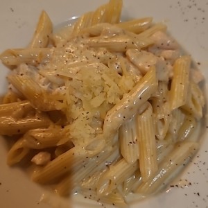 penne Alfredo con pollo