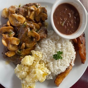 Almuerzo con filete de res en salsa de hongos ?