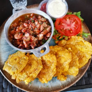 Pulpo al ajillo con patacones