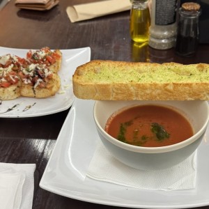 Crema de Tomate C/Focaccia de la Casa