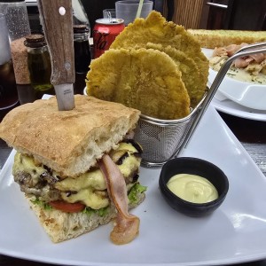 Emparedados - "Fannys Burger 1/2 libra, deliciosa y los patacones divinos